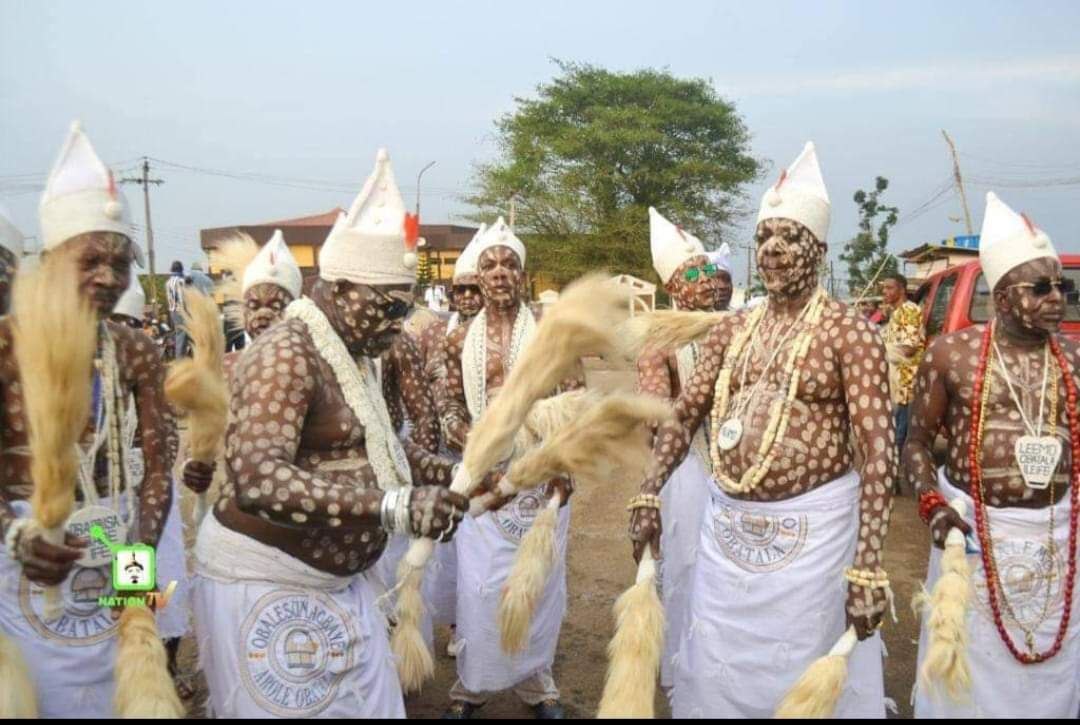 Priests of Obàtálá in white procession